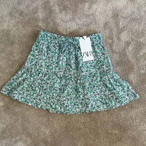 Helt oanvänd zara kjol med lappen fortfarande kvar med inbyggda shorts  Nypris: 279