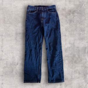 Mörkblåa baggy Levis jeans i väldigt bra skick. Tveka inte att fråga om mått och sånt, svarar snabbt 🌟