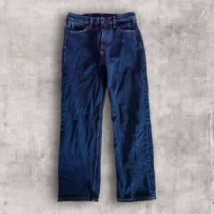 Baggy Levi’s Jeans - Mörkblåa baggy Levis jeans i väldigt bra skick. Tveka inte att fråga om mått och sånt, svarar snabbt 🌟