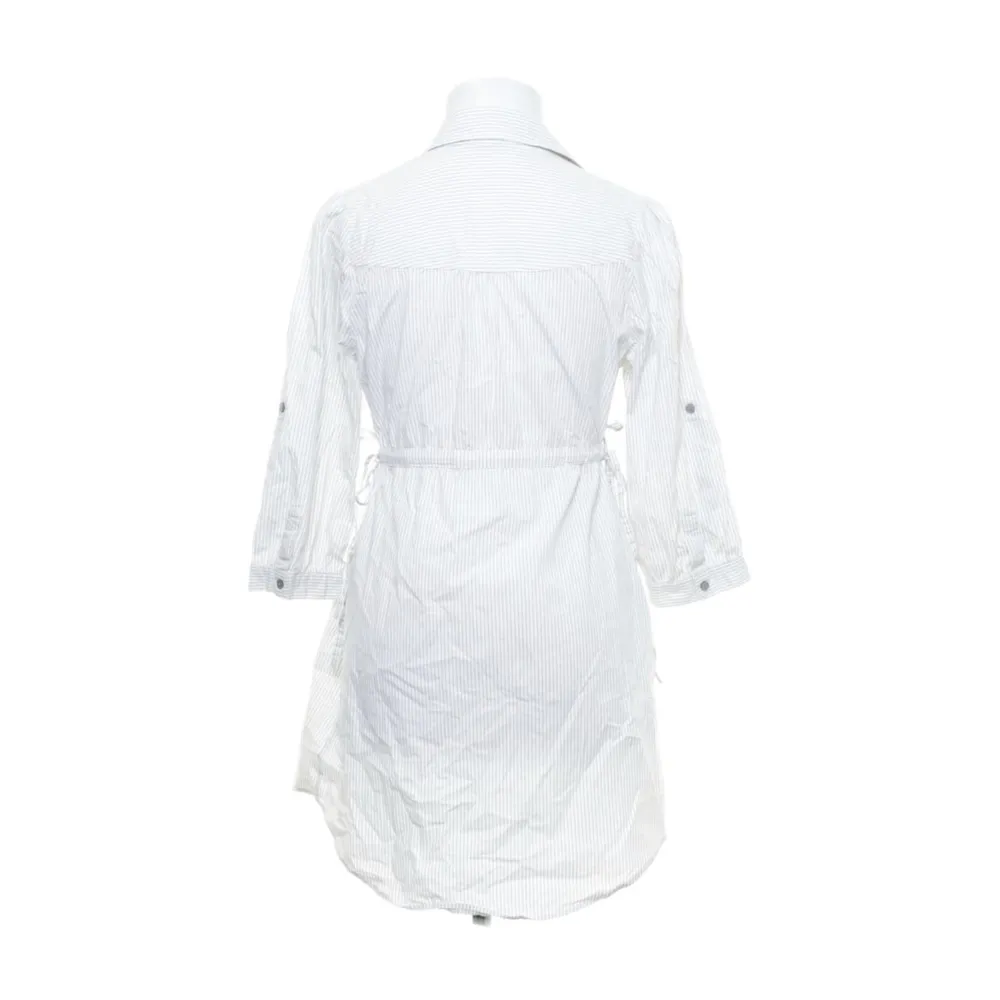 Säljer denna söta skjortklänning med snöre i midjan så man kan dra åt. Hör av dig om eventuella frågor!🩷 (Köparen står för eventuell frakt). Klänningar.