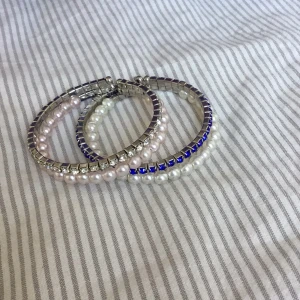 Pärlarmband från Glitter - Pärlarmband som inte kommit till användning på många år, bra skick utom en sten som låssnat på ”nedersidan” av det rosa armbandet (sidan som inte syns vid användning) Båda två för 30kr 💛