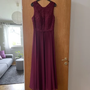 Balklänning - Säljer min balklänning från zalando, bara använd en gång så den är i bra skick, nypris 800kr. Hör av dig om eventuella frågor 🩷 (Köparen står för eventuell frakt)