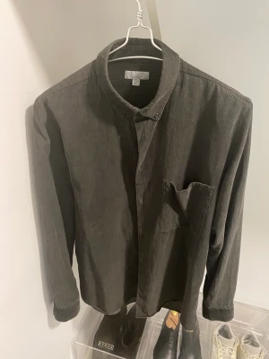 Manchester skjorta - Mörkgrön manchester skjorta från COS, bra skick använd fåtal gånger