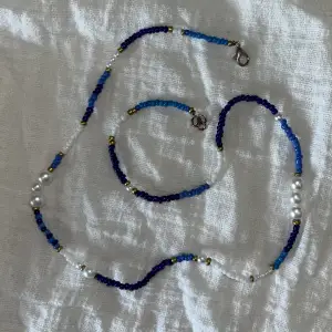 Handgjort halsband med flera nyanser av blått! Går att få matchande armband🌟