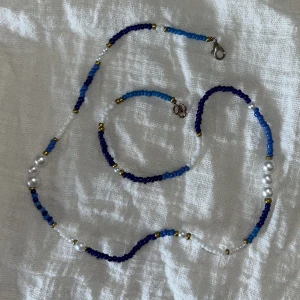 Blått halsband✨ - Handgjort halsband med flera nyanser av blått! Går att få matchande armband🌟