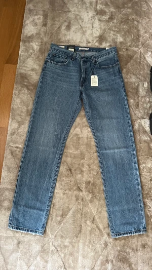 Levi’s jeans (middy strait)  - Blå levi’s jeans, strait. Midwaist, aldrig använda då lappen fortfrande sitter kvar 😚