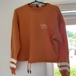 Tröja🧡🧡 - Tröja som är stor i storleken. Är själv storlek M/L och tröjan är XS! 