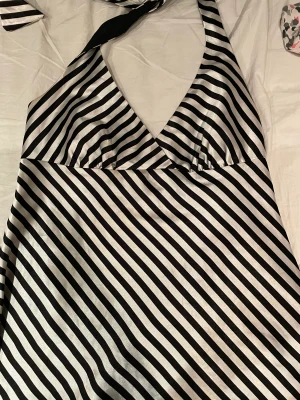 Halterneck topp - Svart vit halterneck topp.💘skriv om de önskas bild på hur den ser ut på så fixar jag.