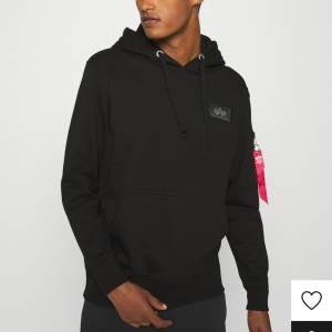 Hoodie med back print från Alpha industries. Den röda taggen är borta annars nyskick. Storlek M. Kan fixa egna bilder i helgen vid intresse. 