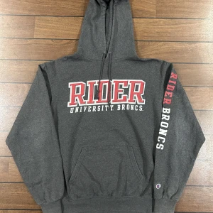 Champion Rider hoodie - Snygg vintage champion Hoodie i storlek M! Bara att skriva om du undrar över något🙏