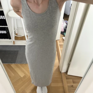 Trendig ljusgrå långklänning - Jättefin ljusgrå långklänning, storlek xs!❤️