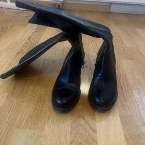 Svarta boots - Svarta boots som bara är använda en gång (prislapp kvar) köpta för cirka 2000kr