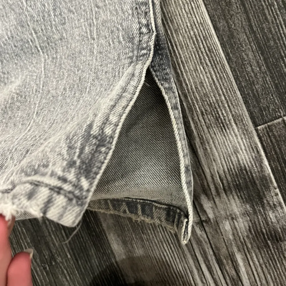 Säljer dessa sjukt snygga gråa jeans från zara är köpta på Plick men jag har inte använt kan absolut diskutera pris, från förra personen är det lite sliten längst ner men inget man lägger märke till ❤️. Jeans & Byxor.