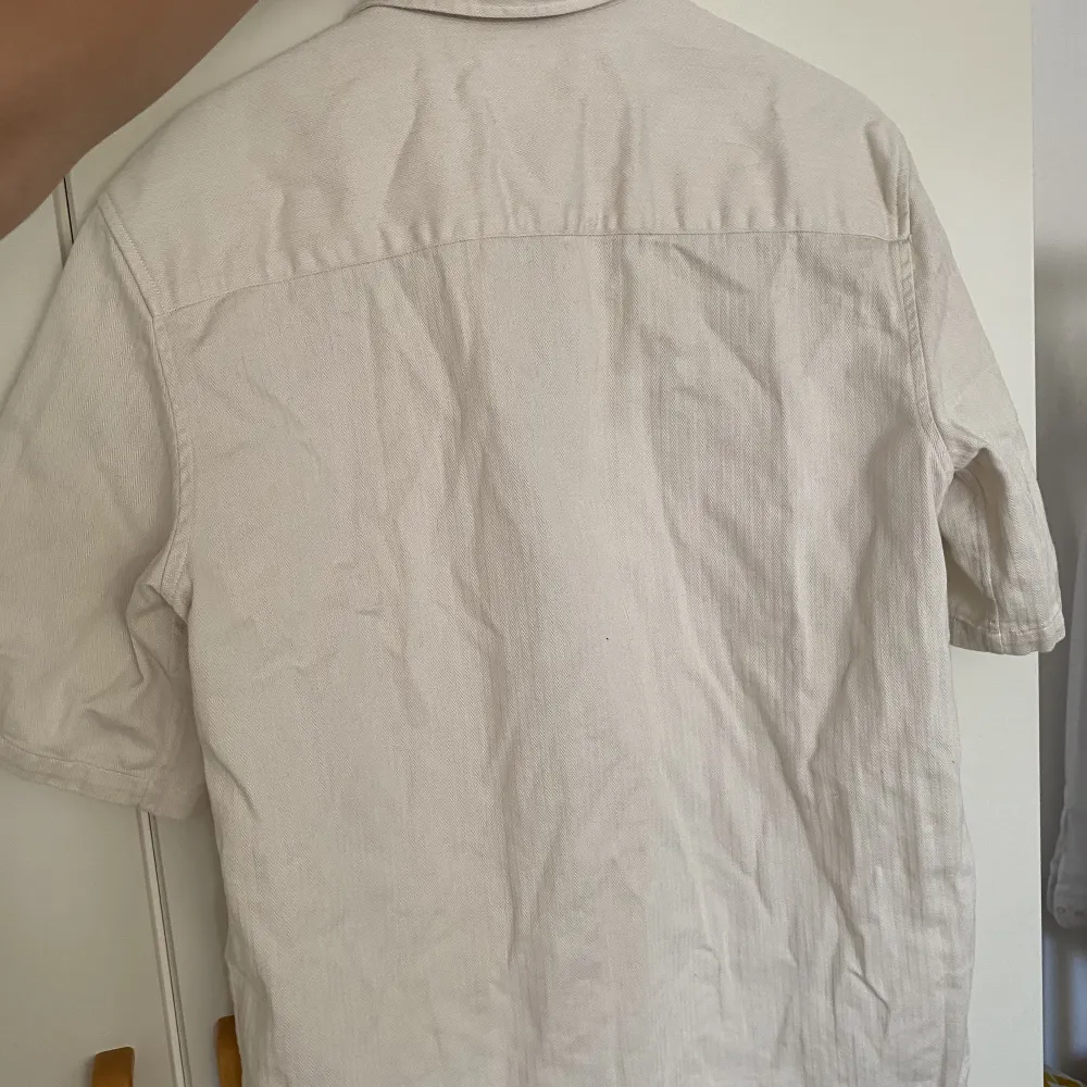 Skit snygg linneskjorta nu till sommaren ifrån ”Zara”. Den är i storlek M. Använd ca 3 ggr så i väldigt fint skick. (säljer åt min kille). Skjortor.