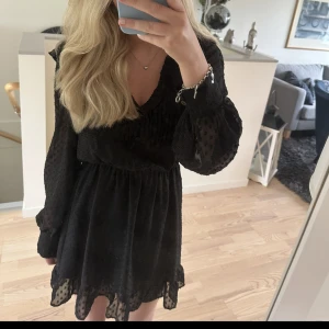 Klänning - Säljer denna klänning från zara som tyvärr inte kommit till användning. Storlek xs.