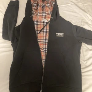 Burberry Zip up Hoodie - Burberry zip up hoodie storlek s, endast använd få gånger. Köpt på flygplatsen för 600 euro.