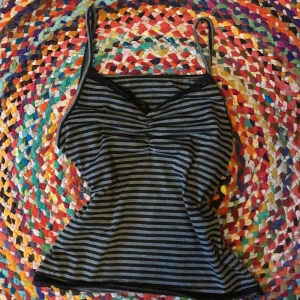 Topp - Grå & svart randig topp Köpt för länge sedan och har igen lapp så vet ej vart den kommer ifrån 