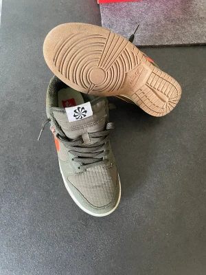 Nike Dunk Low next nature - Säljer ett par Nike Dunk Low next nature. Storlek 38,5 Använda en gång.  Säljer eftersom dom är för små. 