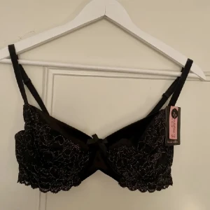 Bh  - Supersöt bh med spetsdetaljer. Ändats provad. Kom gärna med prisförslag. 🖤 ( lånade bilder ) 