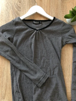  en långärmad tröja  -  långarmar tröja som är randig <3