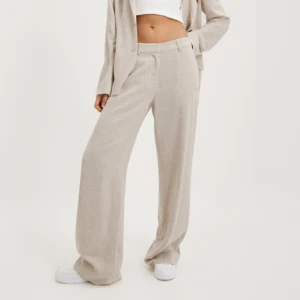 Linnebyxor  - Linnebyxor köpa på Nelly, knappt använda! Byxorna ser nya ut. Passar dig som bär storlek 38/40🤍