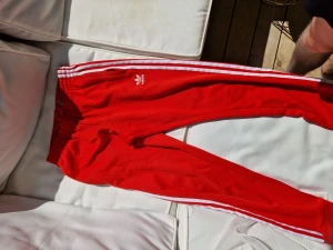 Addidas byxa! - En gåva som knappt kom till användning. 10/10 skick, storlek S.