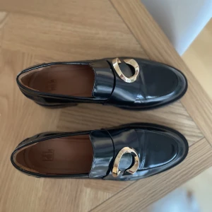 Billi Bi Loafers - 🖤 Loafers från Billi Bi. Använt 2 ggr  Storlek: 41 Material: Läder  En liten fläck på inresidan (se bilden) Annars inget att anmärka på.