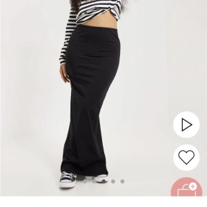 Kjol - Svart kjol med slits bak, använd några gånger💓 nypris 300