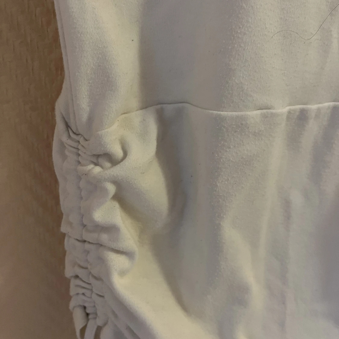 En lång vit tröja med snören - 91