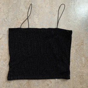 Superfin glittrig svart topp💓 - En vacker svart croptop som passar för både fest eller vardagen och sitter super bekvämt🙌🏽 (helt ny!)