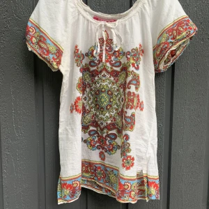 Mönstrad topp - Mönstrad urringad topp från Indiska