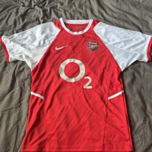 Arsenal retro tröja i 9/10 skick. Nästan aldrig använt. Storlek Small men passar också Medium. 1:1