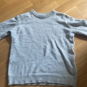 grå stickad tröja - Från pull&bear köpt på zalando. Säljer min superfina gråa stickade tröja. Tyvärr har den blivit lite nopprig men annars finns det inga defekter. Använd inte köp nu. Jag hittar den inte igen men nypris var ca 250 kr🩷