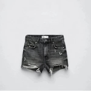 Zara shorts  - Säljer dessa zara shorts då jag köpte de i min vanliga storlek och inte en för stor (ville att de skulle sitta löst och inte hårt) super snygga och coola. Färgen är fin också! Priset är plus frakt! 