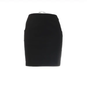 kort svart kjol - strl s, skriv för fler mått!  köpt från sellpy men nyskick! har fickor!!!!!!