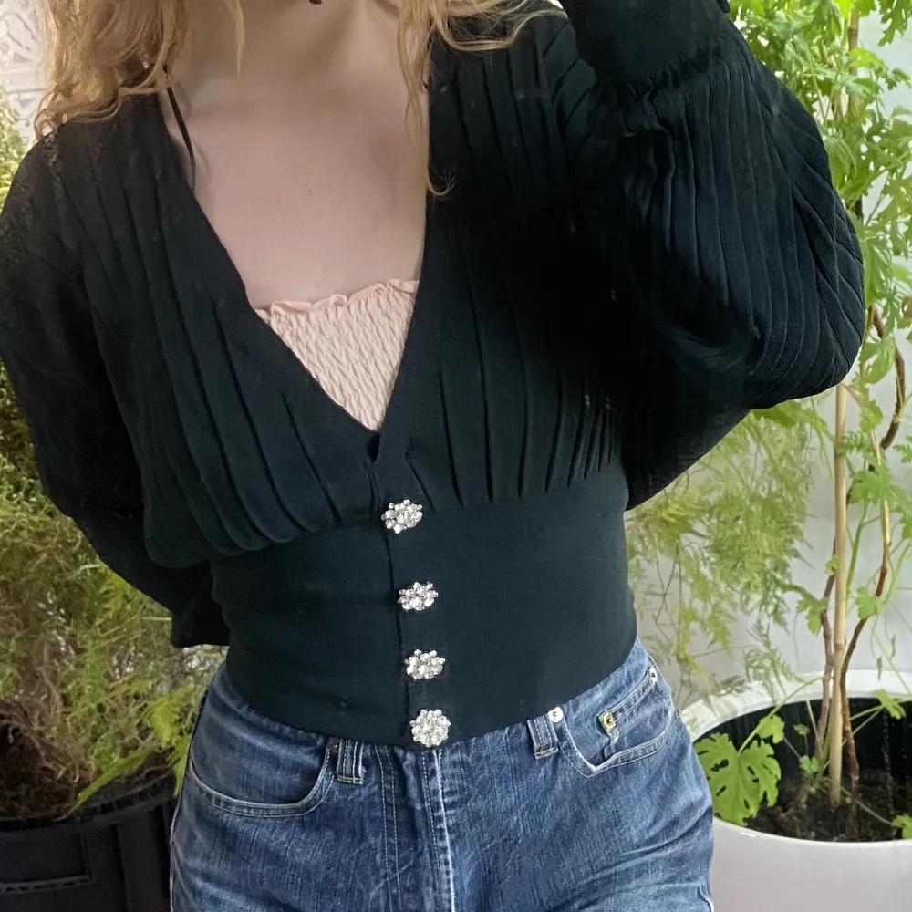 zara top. Tröjan är oversized. Skulle inte säga den är i storlek small. . Toppar.