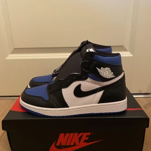 Jordan 1 high royal toe - Jordan 1 retro high Royal toe Strl. 42,5 (US 9) DS (helt nya)  Den perfekta sommarskon!  Om ni har frågor eller bud är det bara att höra av er! (:  