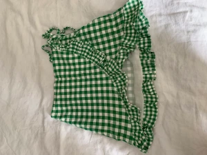 Kjol - Supersomrig och söt grönrutig kjol med volanger! Passar xs-s