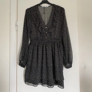 Oanvänd zara klänning - Säljer denna oanvända zara klänning. Storleken är s och säljer den för 180kr