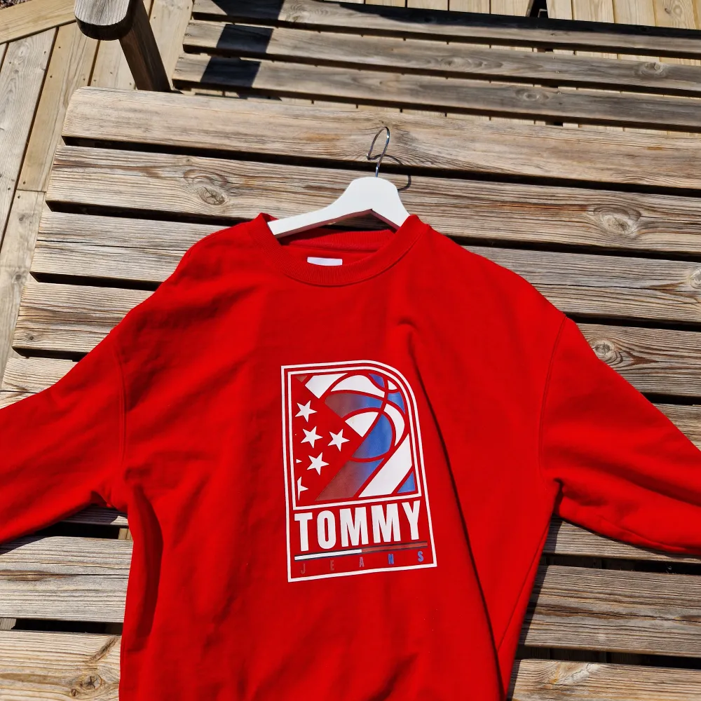 En snygg röd Tommy Tröja.  Finns en liten fläck på märket, därmed det billiga priset.  Skick 7/10. Tröjor & Koftor.