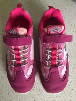 L.O.L surprise skor - Skorna är använda förra våren och sommaren. De är hela och fina i tyget. Jätte sköna och lätta på foten. 
