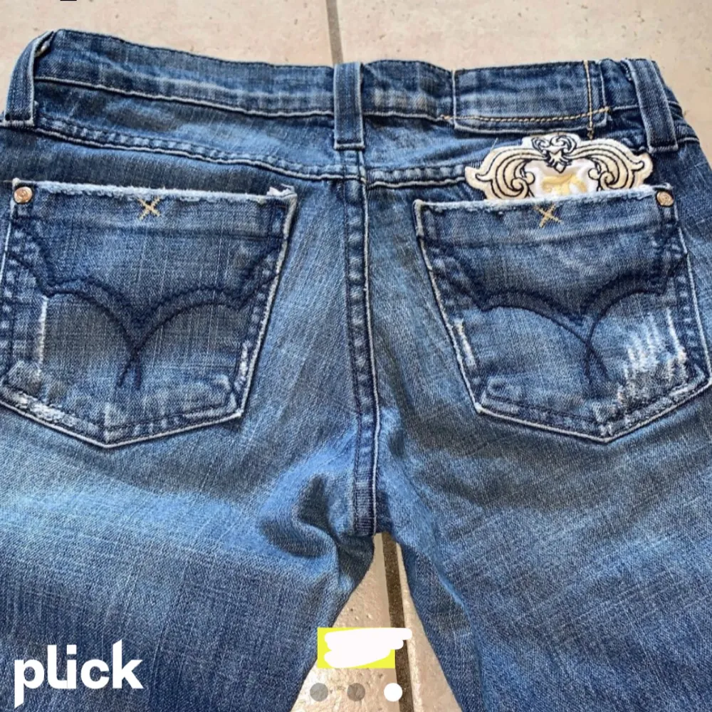 Säljer dessa OTROLIGT snygga lågmidjade jeansen som är köpta här på plick men som jag nu säljer då dom tyvärr va för små för mig. Bilderna är lånade från förra ägaren, kan skicka egna om efterfrågat🙏🏼(Buda minst 10kr)!! Innerbenslängd: 85cm Midja: 78cm. Jeans & Byxor.