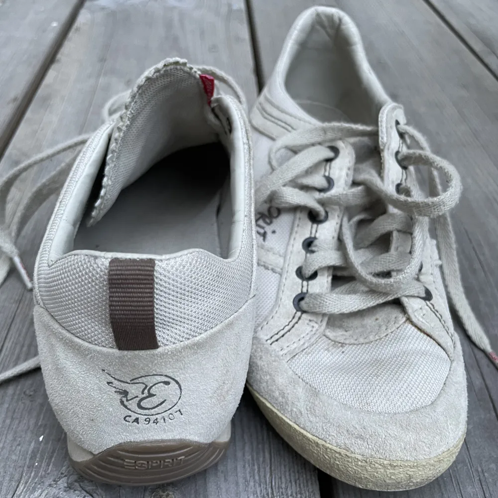 👟Säljer mammas beiga skor från Espirit som hon inte vill använda längre. Väldigt fint skick. så praktiska tygskor till sommaren. Skynda fynda!👟. Skor.