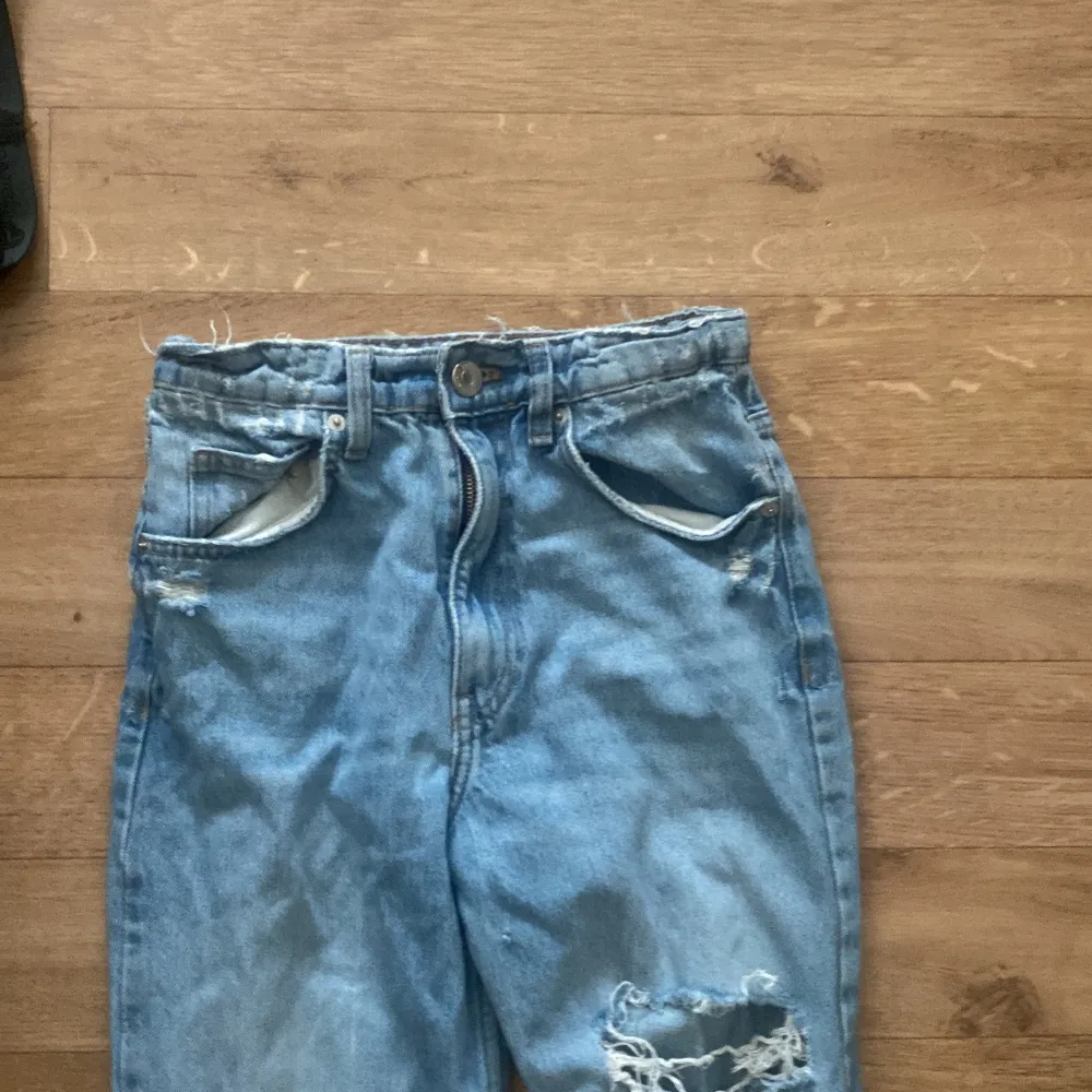 Ett par blå jeans med hål i behöver strykas men annars väldigt fina köparen står för frakten . Jeans & Byxor.