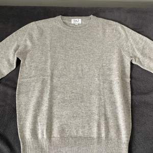 Hej! Säljer min s&t clothing sweatshirt  100% Cashmere  Storlek S ( Passar även Xs ) Skick 10/10 ( helt ny ) säljer för den är för liten😊 Köpt för 1200  Säljs för 899  Kvitto finns😊 Tveka inte på att höra av dig om du har någon fråga😊