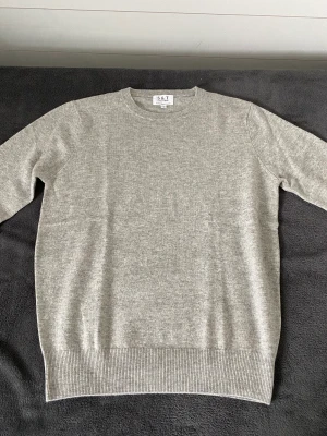 Cashmere sweatshirt  - Hej! Säljer min s&t clothing sweatshirt  100% Cashmere  Storlek S ( Passar även Xs ) Skick 10/10 ( helt ny ) säljer för den är för liten😊 Köpt för 1200  Säljs för 899  Kvitto finns😊 Tveka inte på att höra av dig om du har någon fråga😊