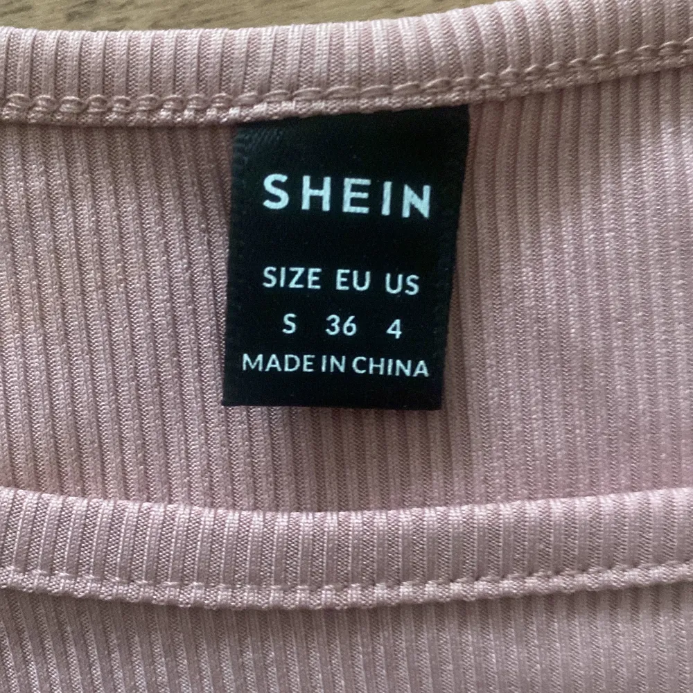 En urringad tröja från shein med lite puff på ärmarna köparen står för frakten . Toppar.