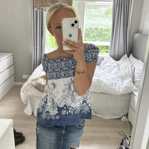 Topp - Jättesöt sommartopp! Minns ej vart den är ifrån, tror jag köppte den utomlands. 