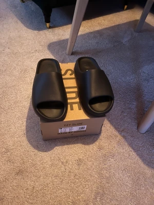 WTS Yeezy slide Onyx - Yeezy slide Onyx DS Size 10 US/ 44 1/2