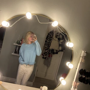 Babyblå sweatshirt  - Den är jätte mjuk inuti och är aldrig använd och därefter aldig tvlttad vilket gör att den är väldigt mjuk.